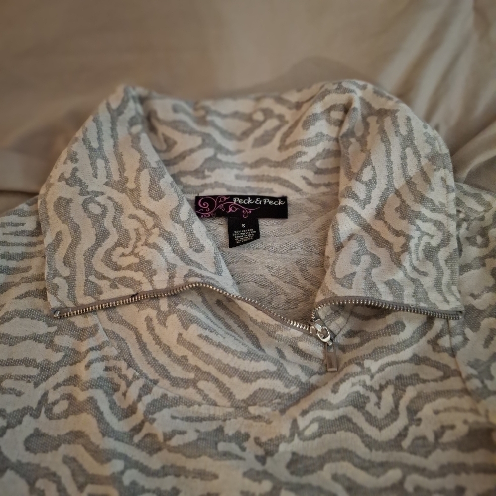 Peck & Peck Women's White and Gray Patterned Pullover - Picture 4 of 7